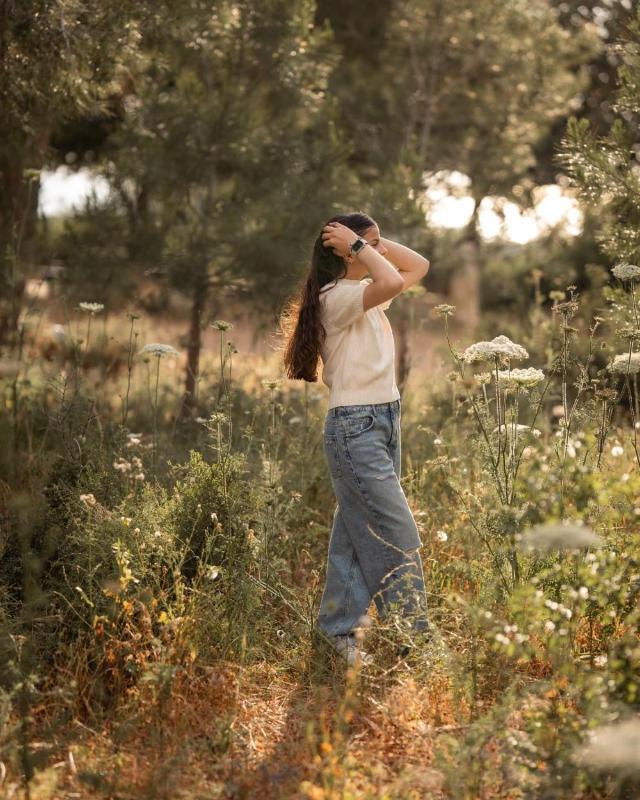 נערה בשדה פרחי בר בלבוש קז'ואל — בוק בת מצווה בשדות הצפון