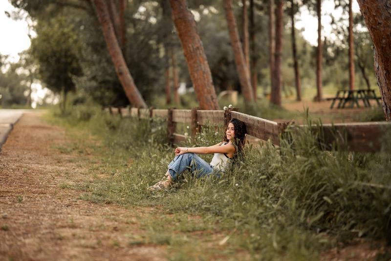 נערת בת מצווה על גדר עץ ביער — בוק בת מצווה בטבע
