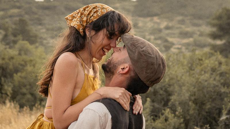 צילומי זוגיות בטבע בעמק יזרעאל – אנה גרוזמן