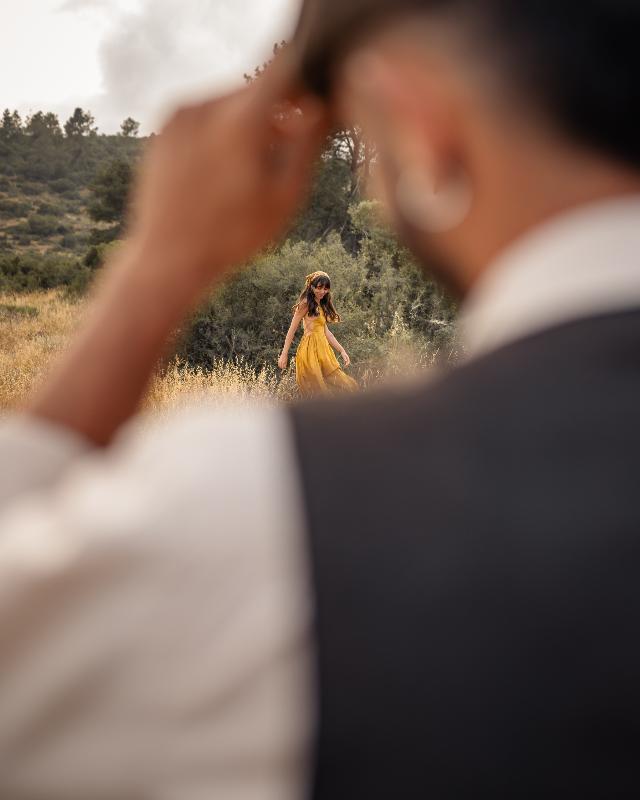 מבט מעבר לכתף שלו אליה בשדה — צילומי זוגיות יצירתיים