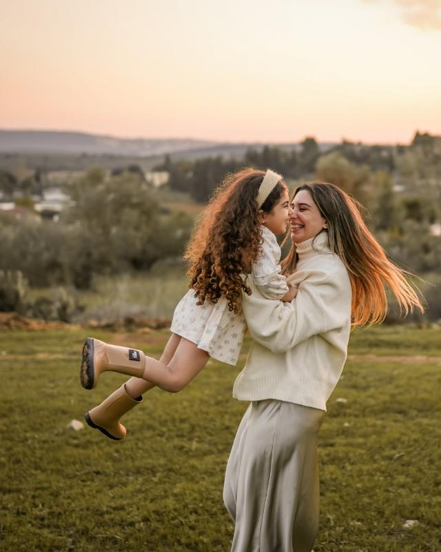 אמא ובת בשמלות בהירות באור שקיעה בעמק יזרעאל – צילומי משפחה בטבע