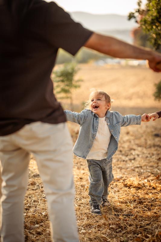 ילדים משחקים בטבע באור רך – צילומי משפחה וילדים
