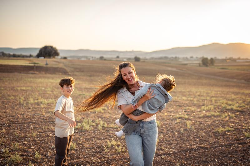 רגע אמיתי בין הורים לילדים – צילומי משפחה בטבע