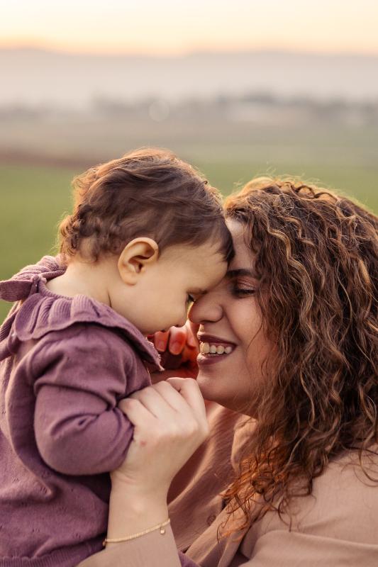 צחוק ומשחק משפחתי בטבע – צילומי משפחה, אנה גרוזמן צלמת
