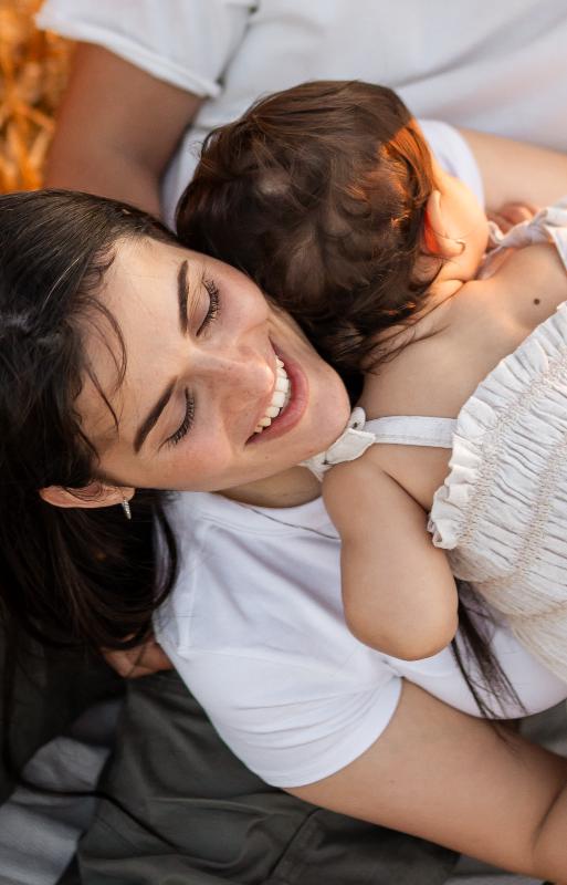 ילדים משחקים בטבע באור רך – צילומי משפחה וילדים