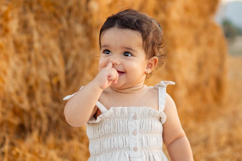 רגע משפחתי טבעי בשדה באור שקיעה – צילומי משפחה בטבע, עמק יזרעאל