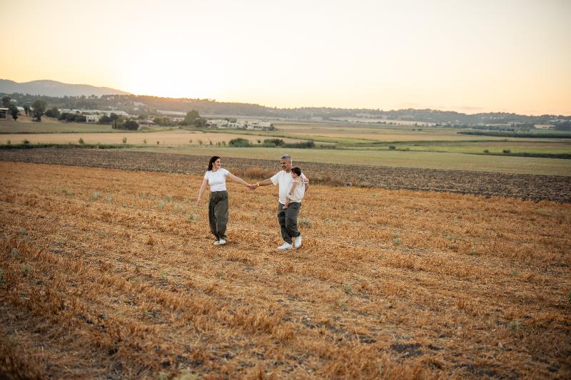 צחוק ומשחק משפחתי בטבע – צילומי משפחה, אנה גרוזמן צלמת