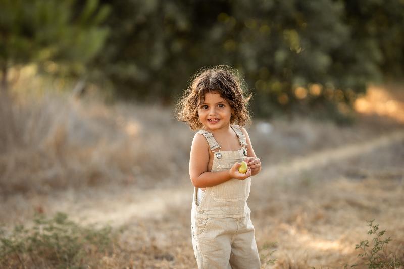 צחוק ומשחק משפחתי בטבע – צילומי משפחה, אנה גרוזמן צלמת