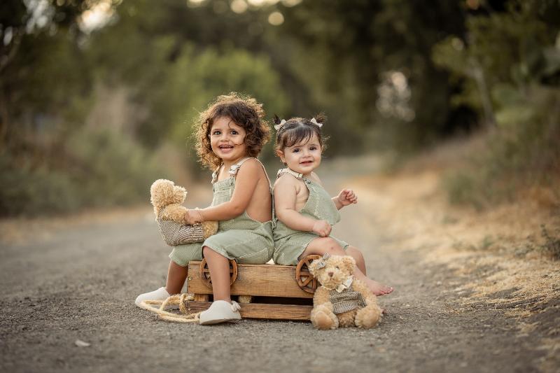 רגע אמיתי בין הורים לילדים – צילומי משפחה בטבע