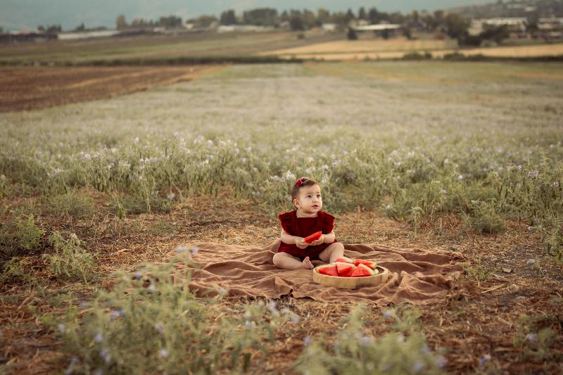 רגע משפחתי טבעי בשדה באור שקיעה – צילומי משפחה בטבע, עמק יזרעאל