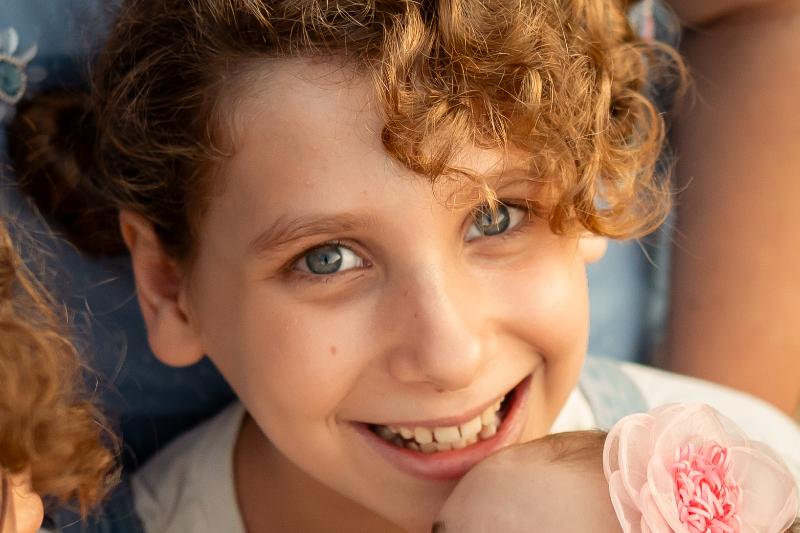 ילדים משחקים בטבע באור רך – צילומי משפחה וילדים