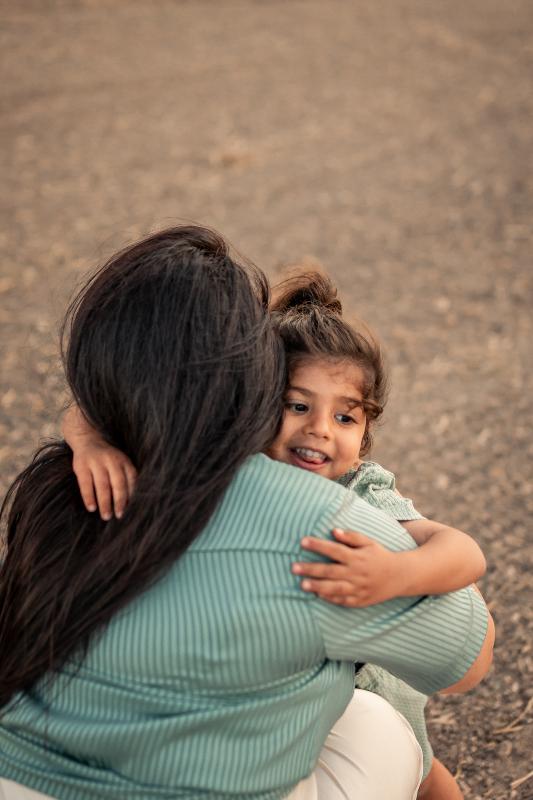 הורים וילדים בטבע באור זהוב – צילומי משפחה בעמק יזרעאל