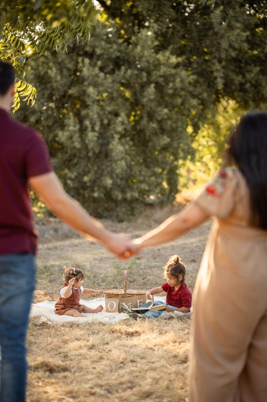 רגע משפחתי טבעי בשדה באור שקיעה – צילומי משפחה בטבע, עמק יזרעאל
