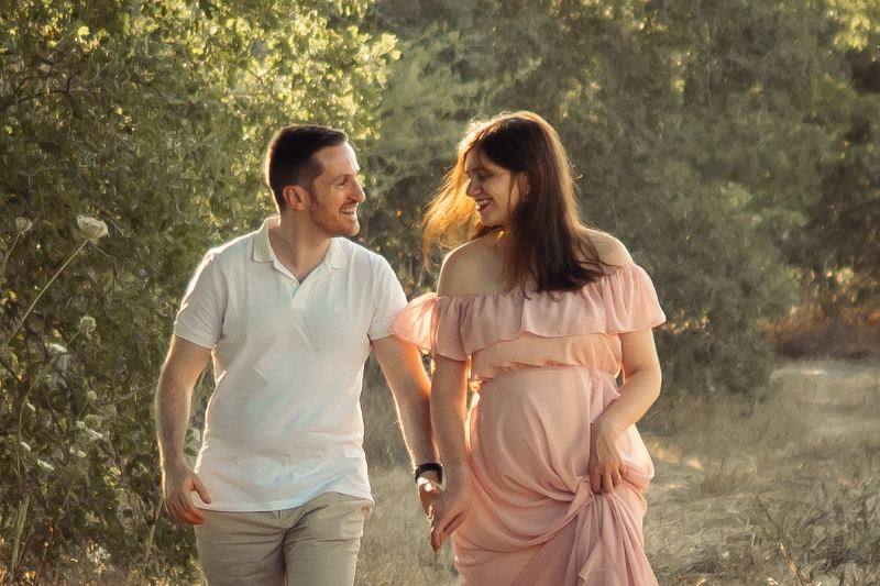 זוג בצילומי הריון בשביל ביער בעמק יזרעאל