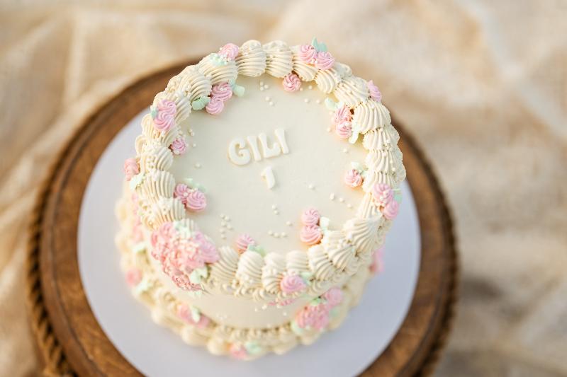 עוגת יום הולדת עם ורדים ורודים והכיתוב GILI 1 — פרט מצילומי גיל שנה בטבע